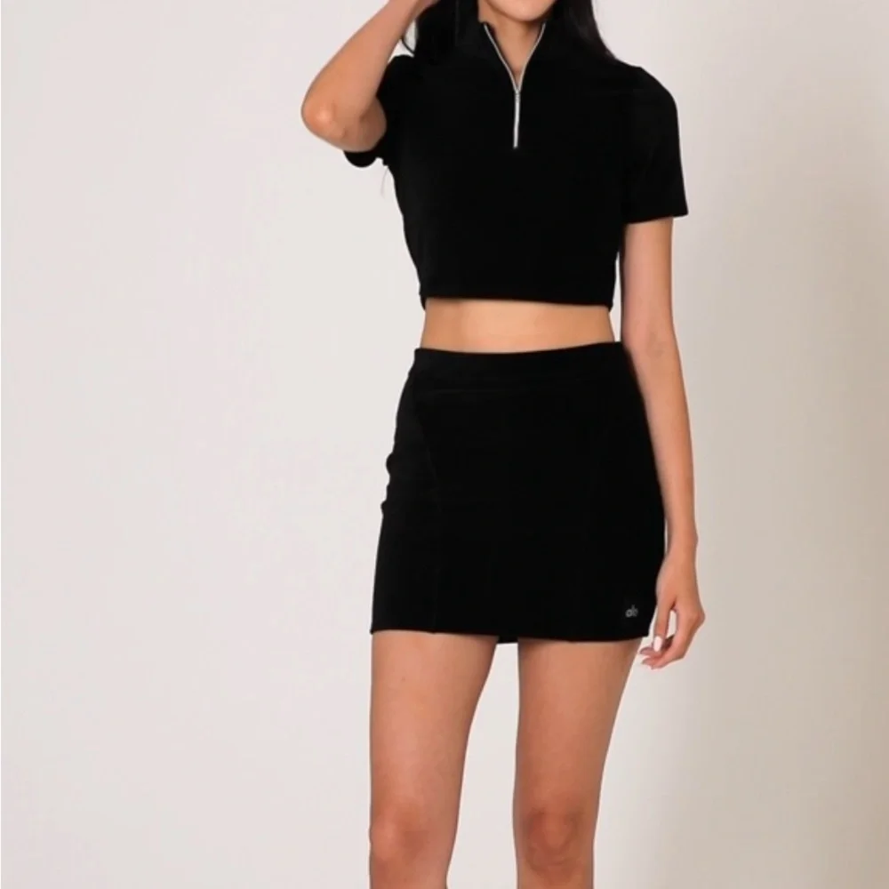 ALO Yoga Black Mini Skirt Sleek Stretchy Design